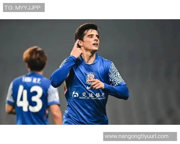 再次被判越位球员精彩长传直入禁区抢射却遭VAR裁判确认无效